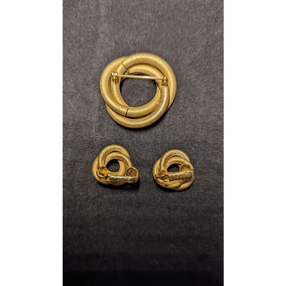 Vintage 1965 Sarah Coventry Textured Gold Circle Brooch & Clip-on Earrings Set - Picture 2 of 4